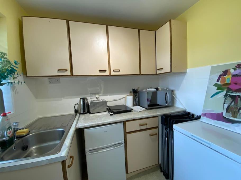 Cosy Apartment With Private Access And Kitchenette In Guildford (Adults Only) Worplesdon Экстерьер фото
