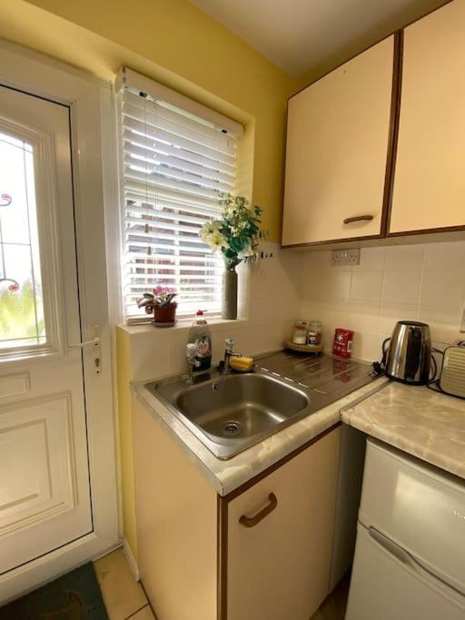 Cosy Apartment With Private Access And Kitchenette In Guildford (Adults Only) Worplesdon Экстерьер фото